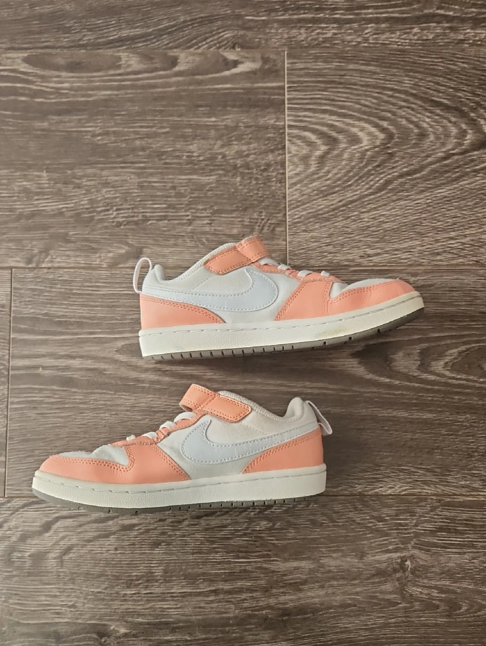 Nike Kids Peach & White Low-Top Sneakers with Hook-and-Loop Strap SZ 1Y - Picture 1 of 10